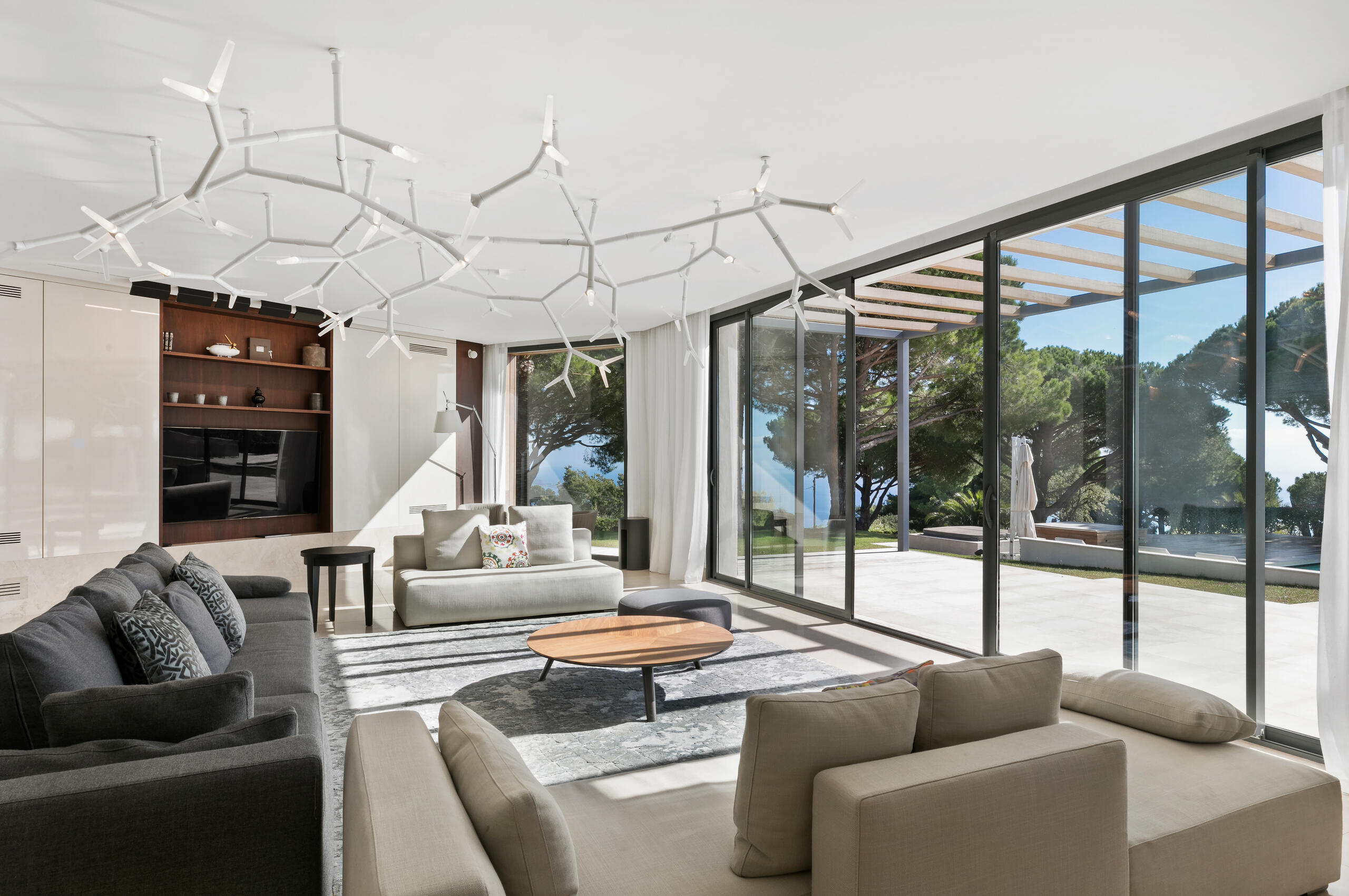 villa-choleigh-livingroom-modern-unique-bright-interior-cannes