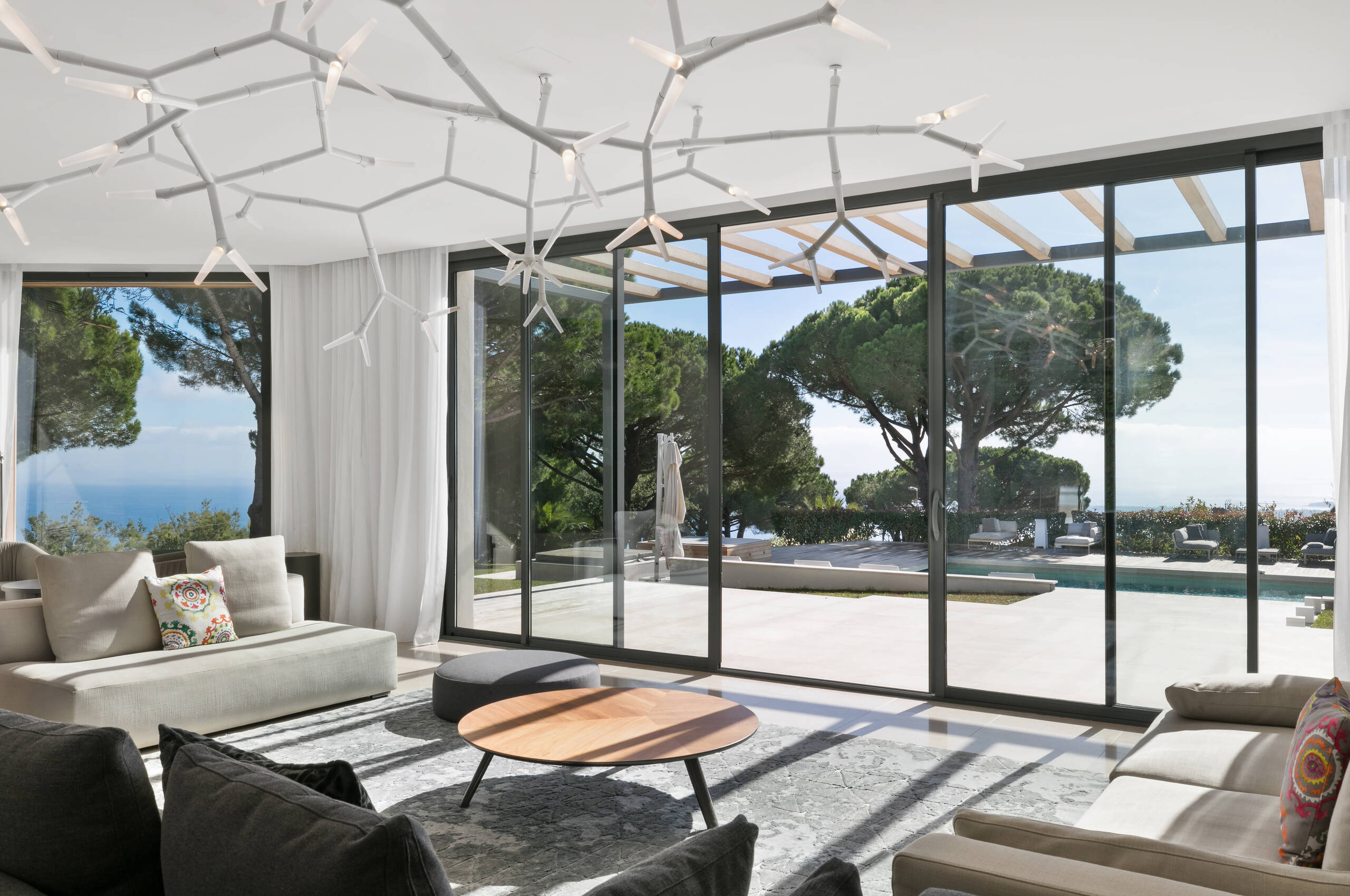 villa-choleigh-livingroom-terrace-artwork-seaview-modern-cannes
