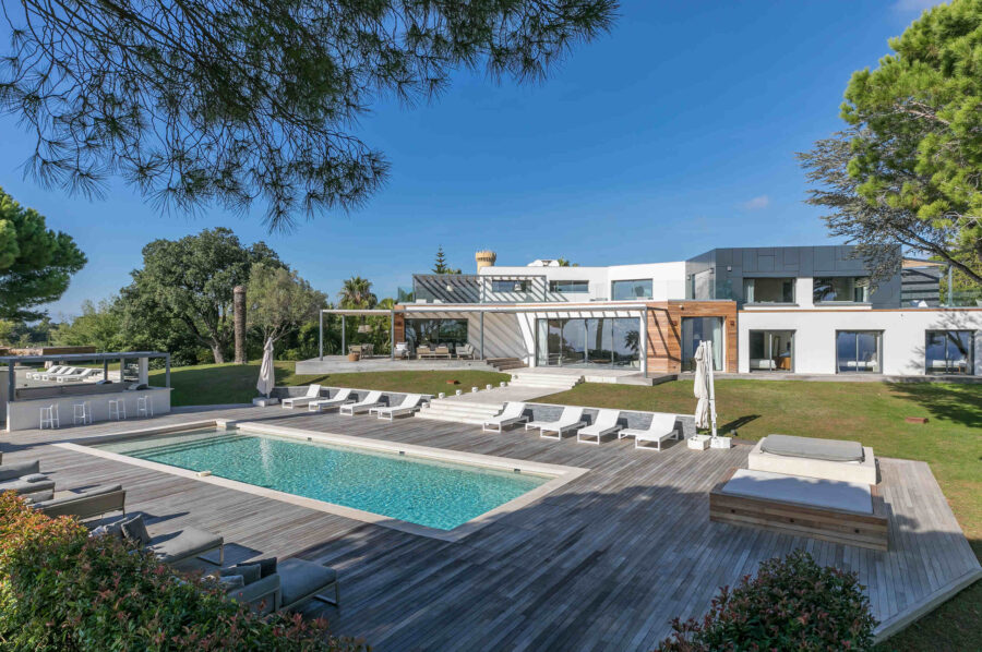 villa-choleigh-mainpage-exterior-pool-luxury-modern-retreat-frenchriviera-cannes