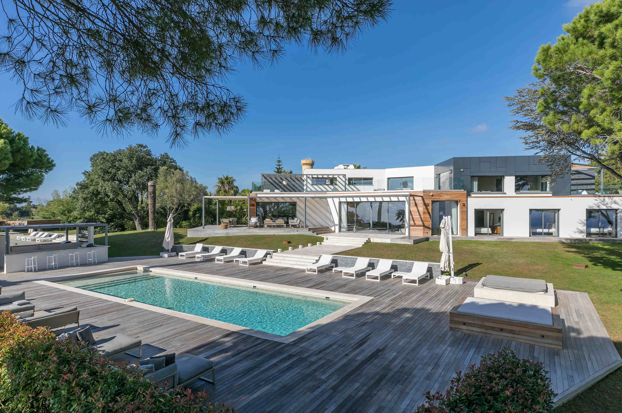 villa-choleigh-mainpage-exterior-pool-luxury-modern-retreat-frenchriviera-cannes
