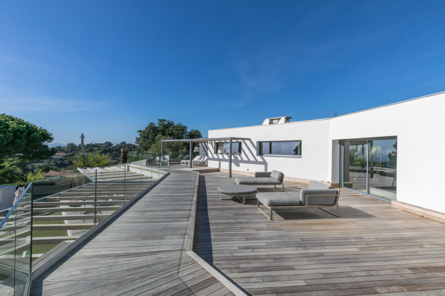villa-choleigh-roofterrace-outdoorseating-frenchriviera-luxury-retreat-cannes