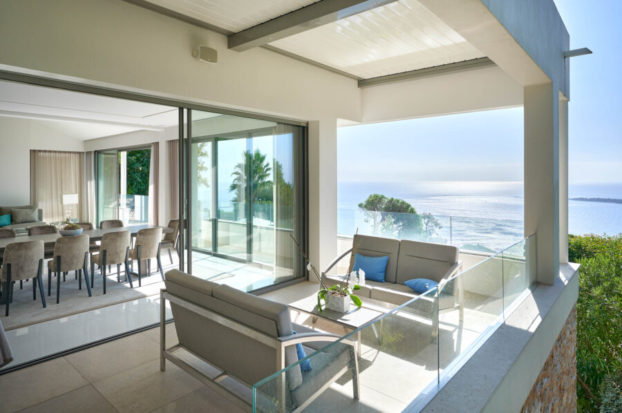 villa-clara-balcony-outdoorseating-oceanview-modern-luxury-retreat-cannes