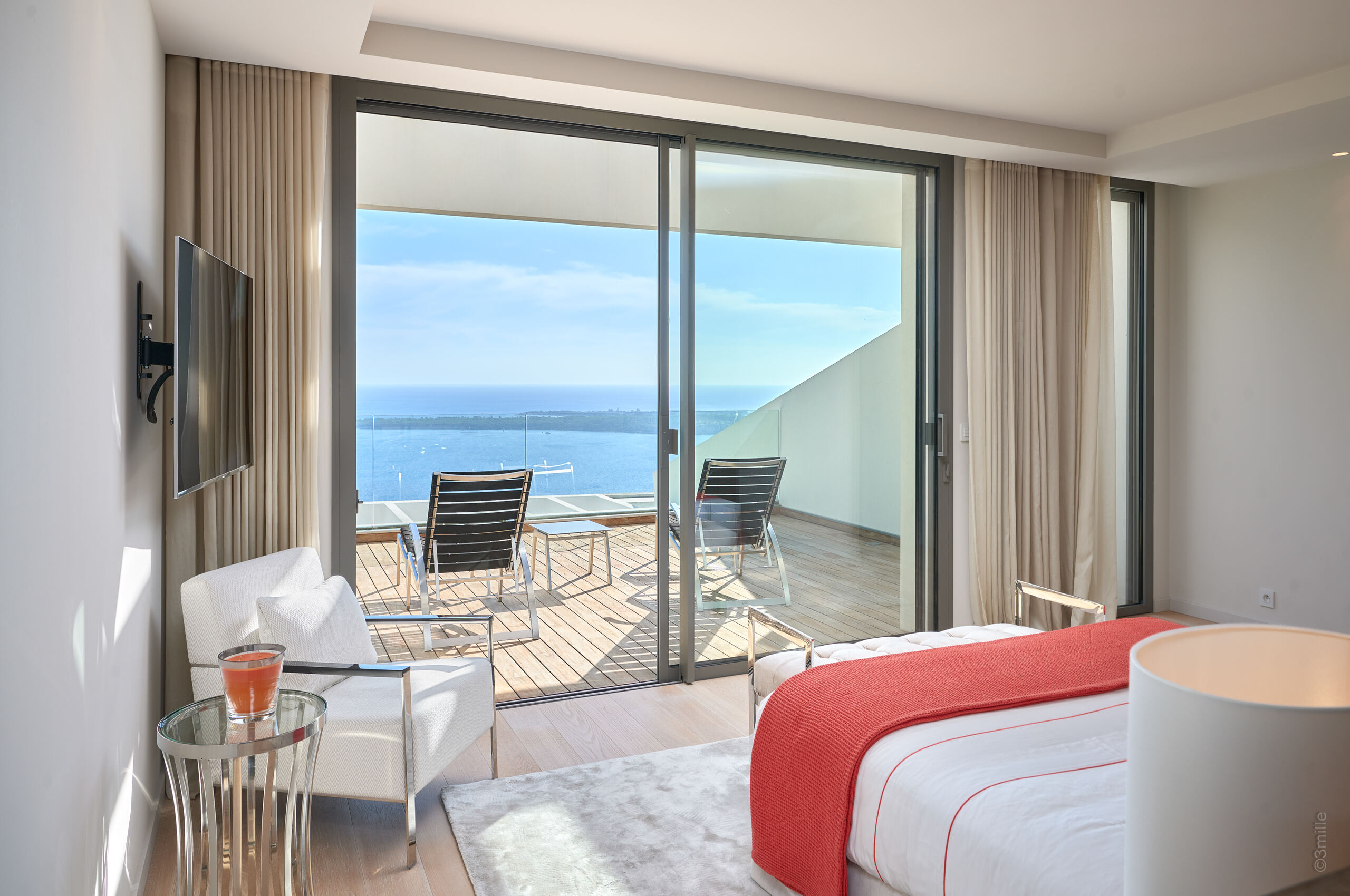 villa-clara-bedroom-balcony-oceanview-luxury-retreat-frenchriviera-cannes
