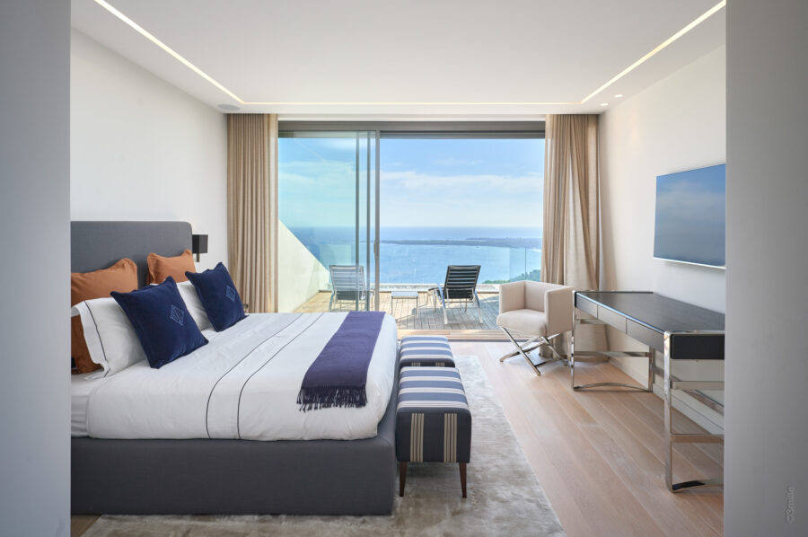 villa-clara-bedroom-balcony-oceanview-modern-luxury-interior-cannes