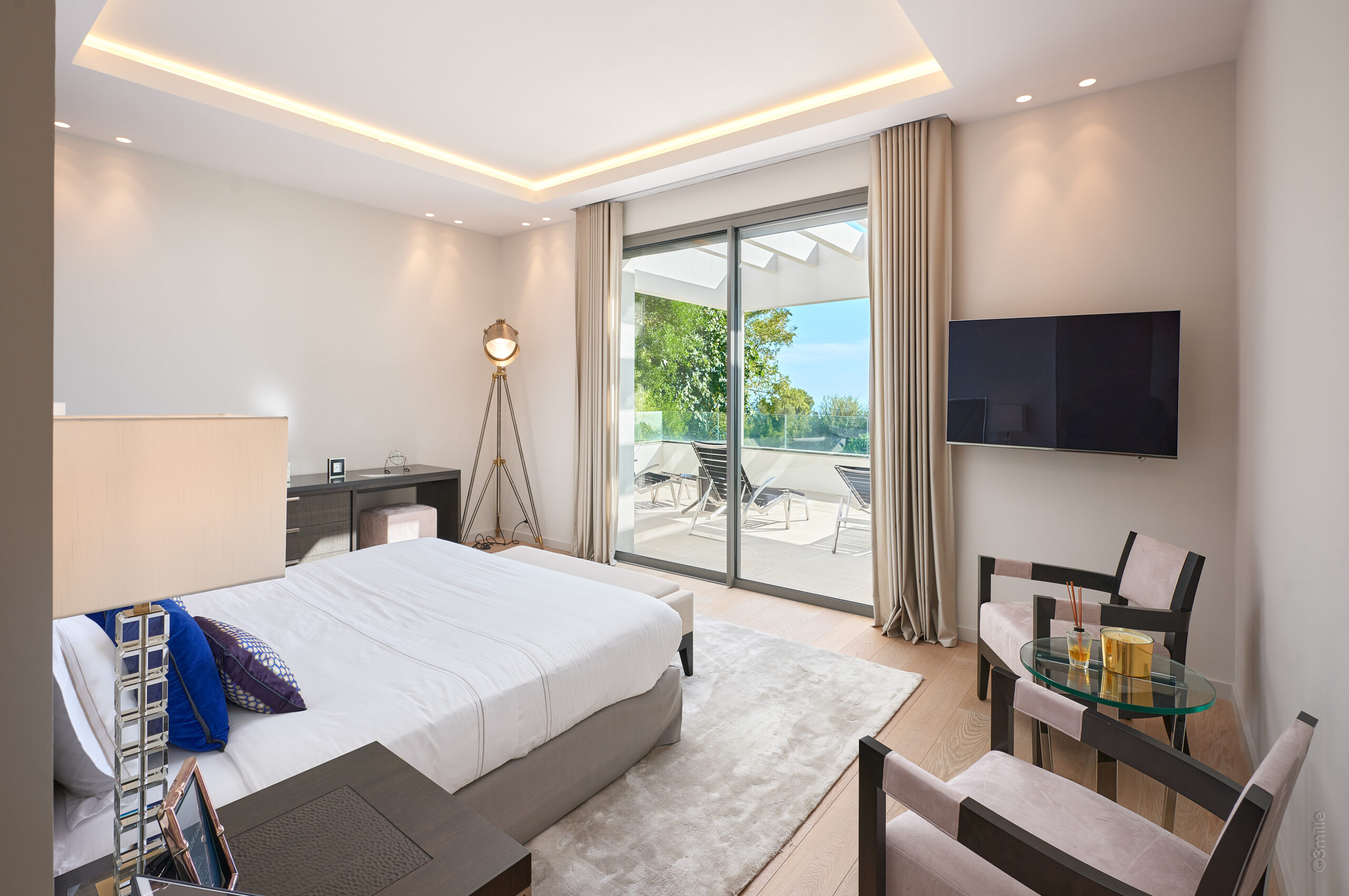 villa-clara-bedroom-balcony-seaview-modern-luxury-design-cannes