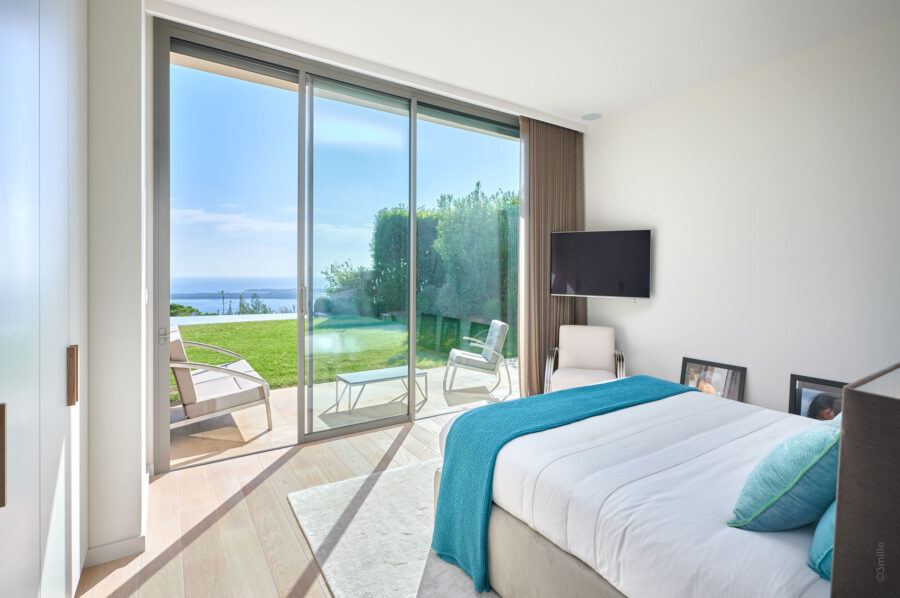 villa-clara-bedroom-oceanview-terrace-tv-modern-stylish-design-cannes