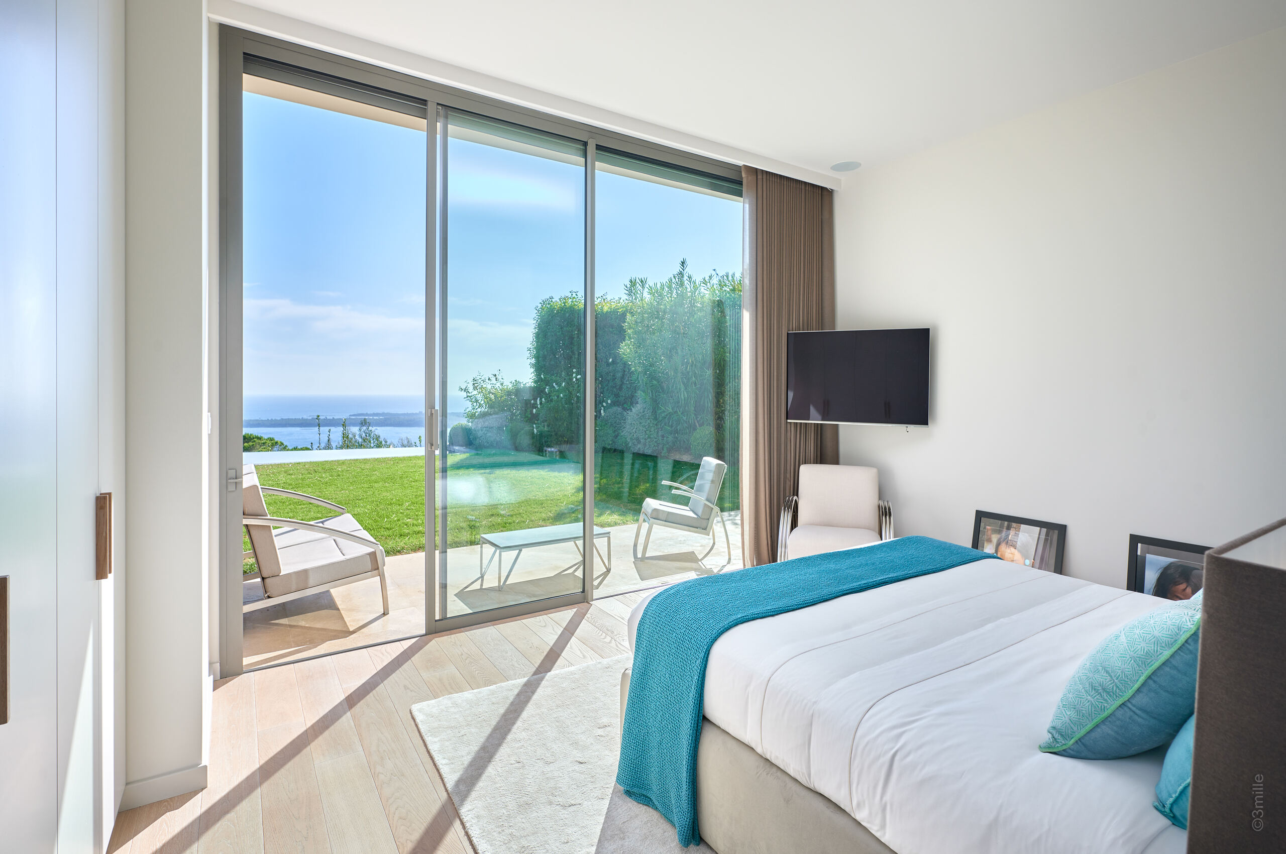 villa-clara-bedroom-oceanview-terrace-tv-modern-stylish-design-cannes