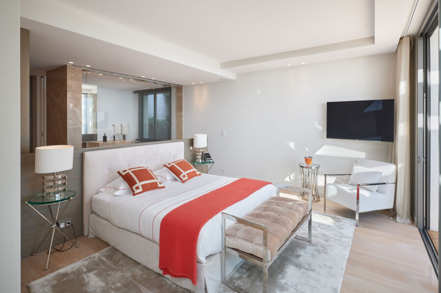 villa-clara-bedroom-spacious-modern-luxury-interior-cannes