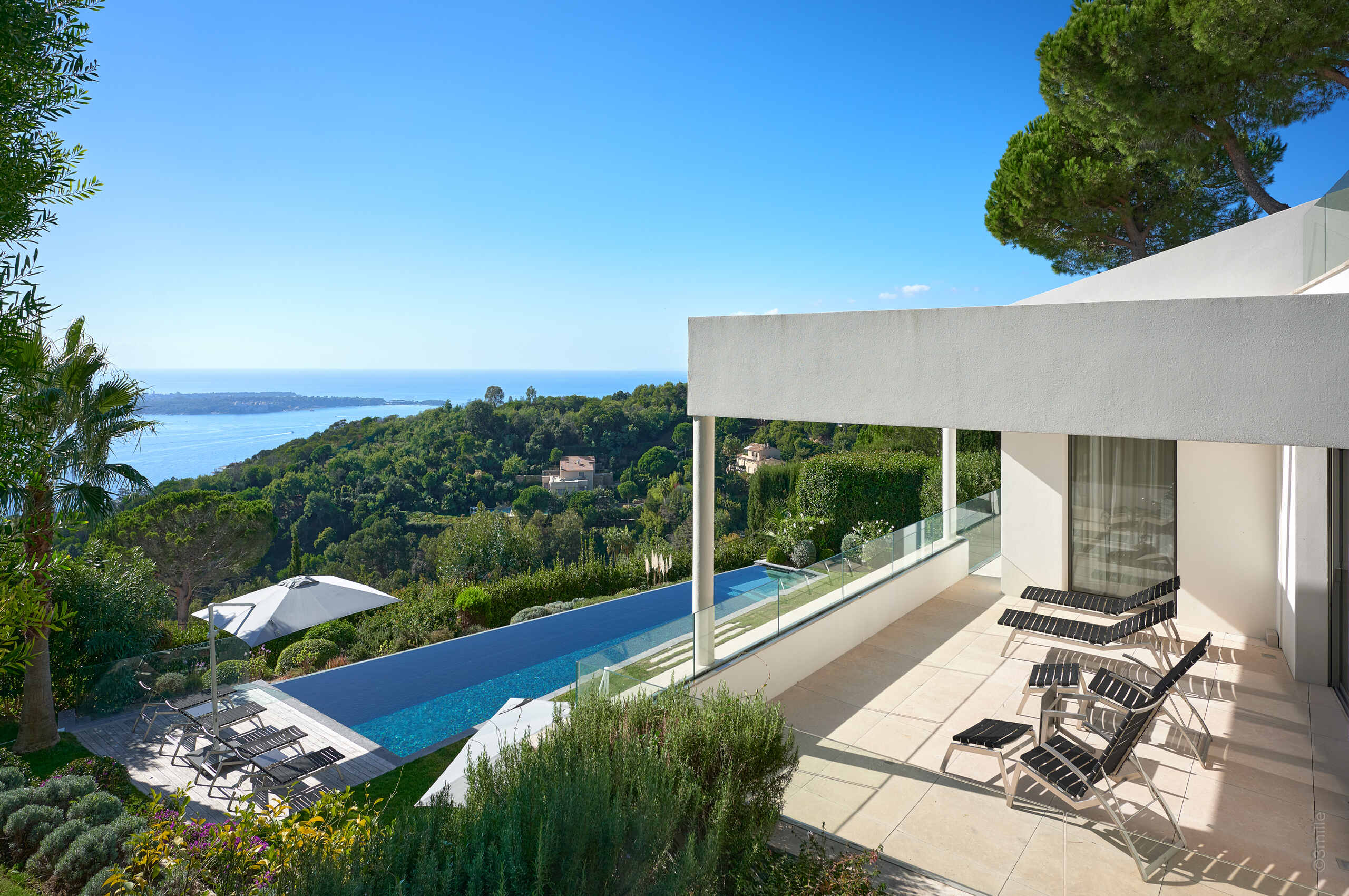 villa-clara-exterior-balcony-infinitypool-oceanview-tropical-paradise-cannes