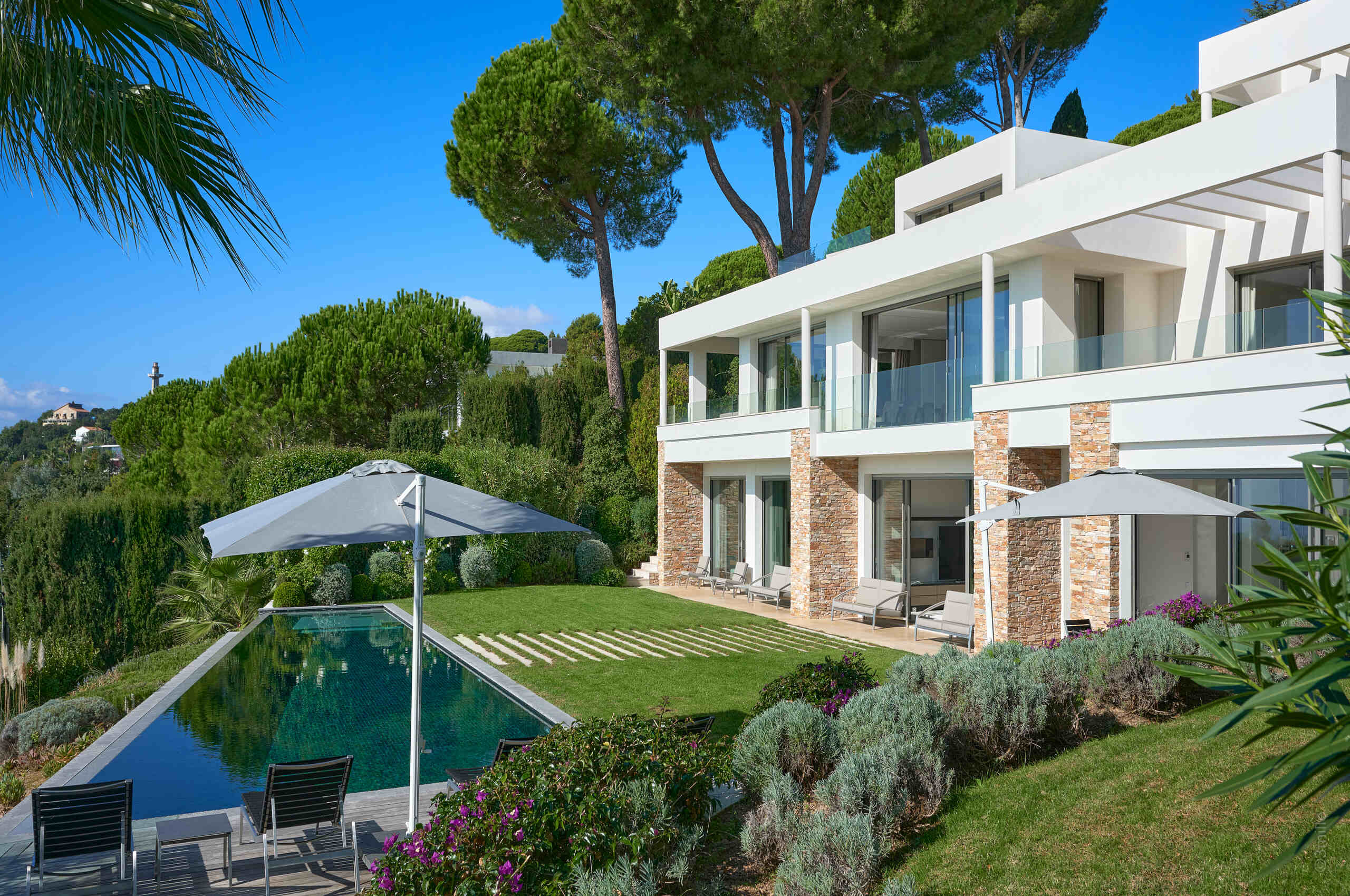 villa-clara-exterior-luxury-retreat-pool-hillside-rental-oceanview-cannes