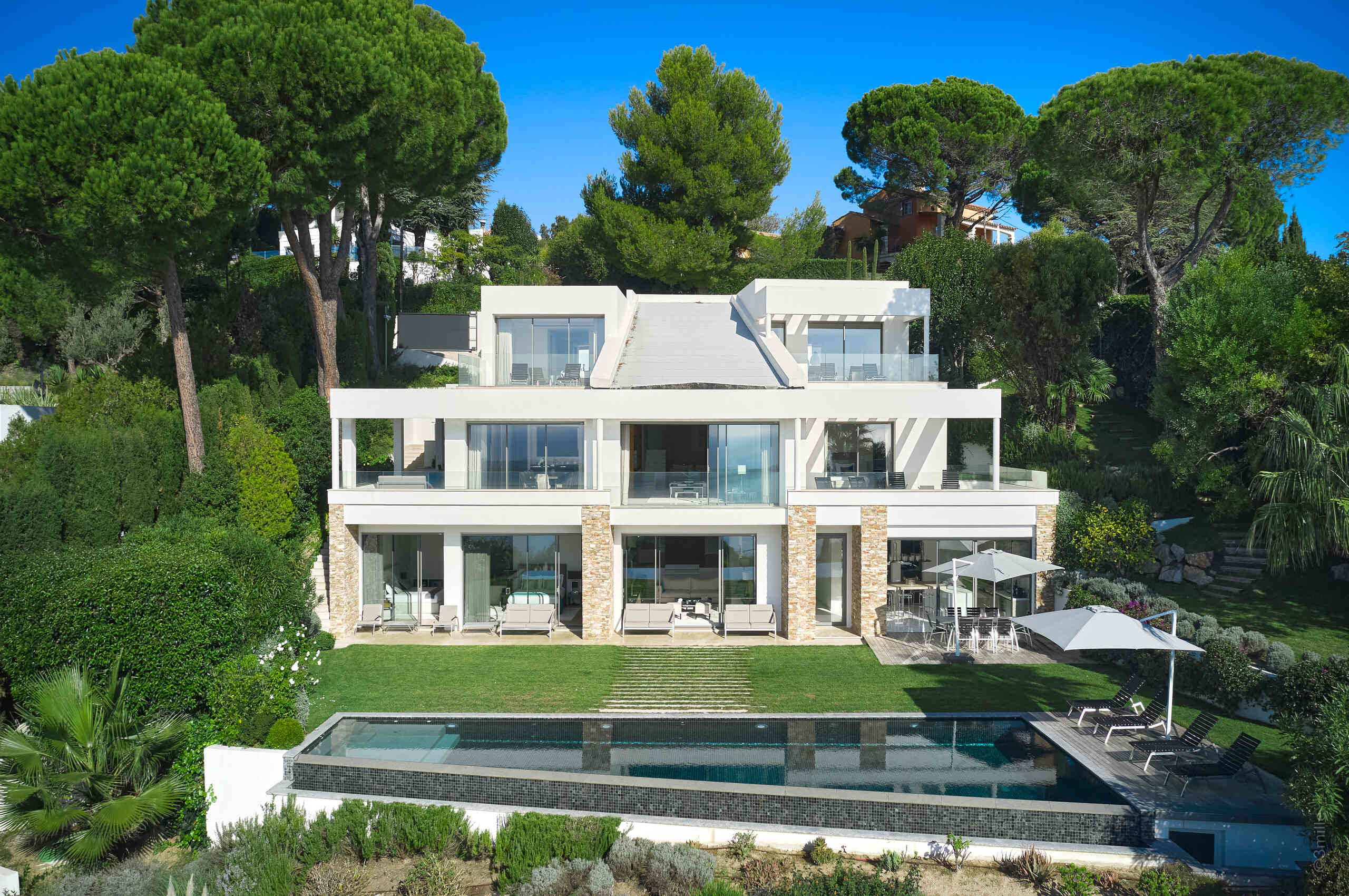 villa-clara-exterior-modern-architecture-luxury-rental-property-oceanview-frenchriviera-cannes