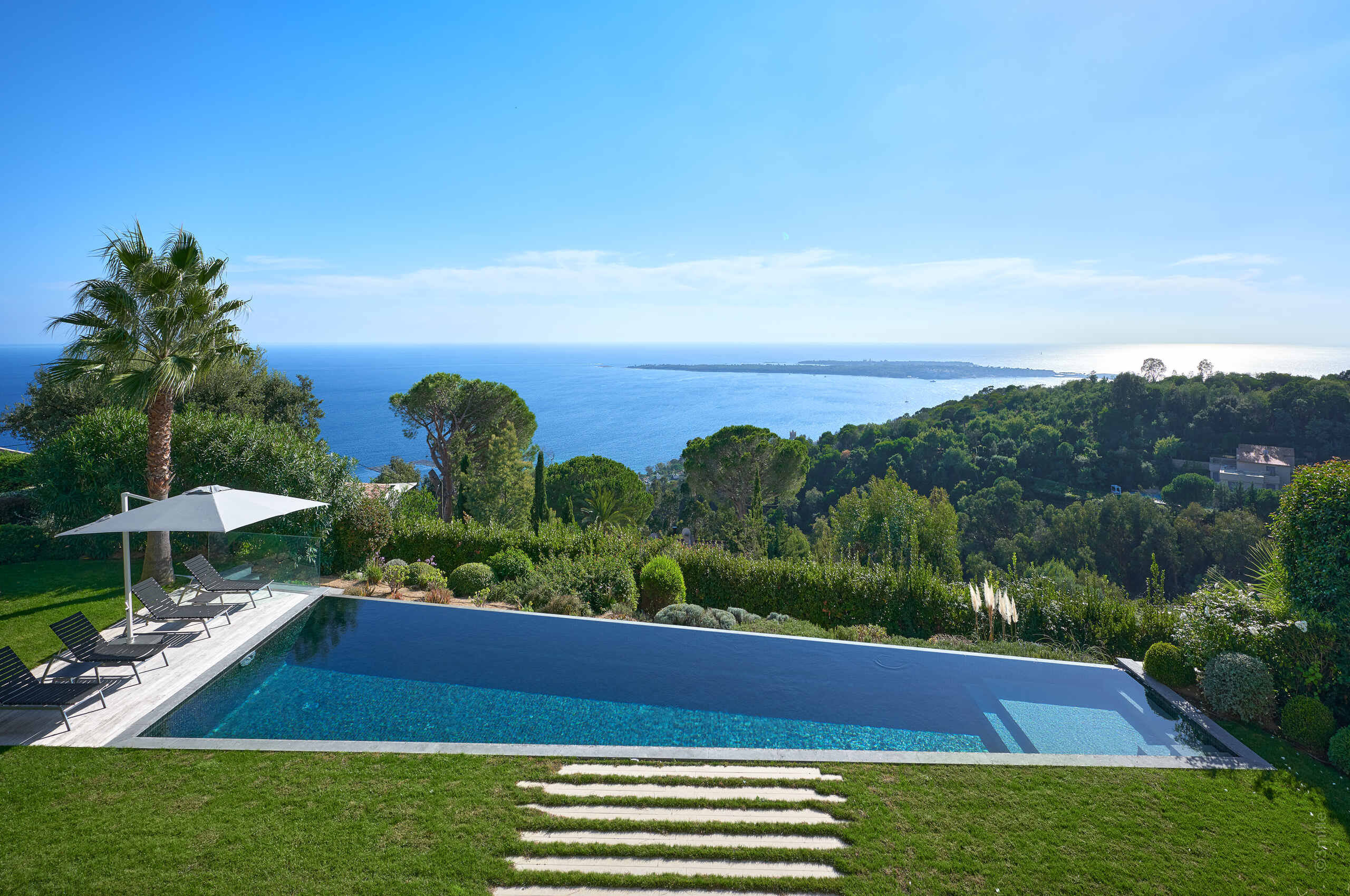 villa-clara-infinitypool-oceanview-luxury-retreat-cannes