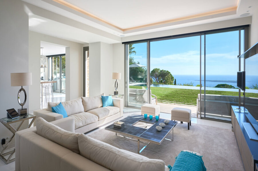 villa-clara-livingroom-garden-oceanview-modern-luxury-cannes