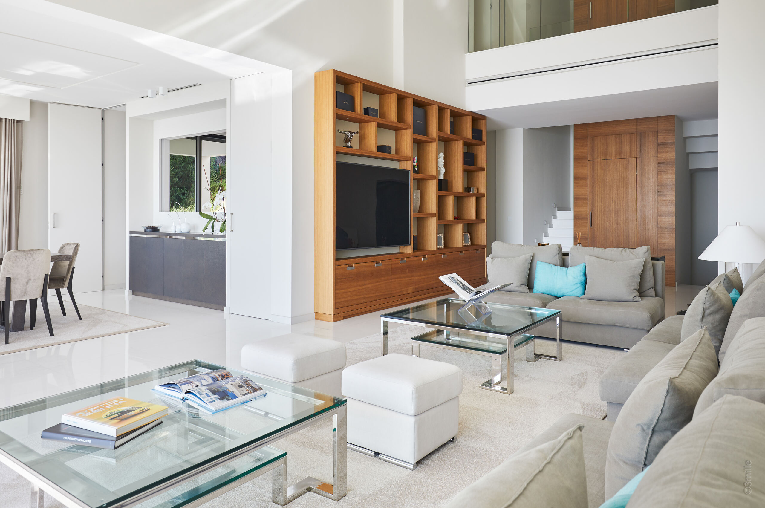 villa-clara-livingroom-tv-openplan-modern-luxury-interiordesign-cannes