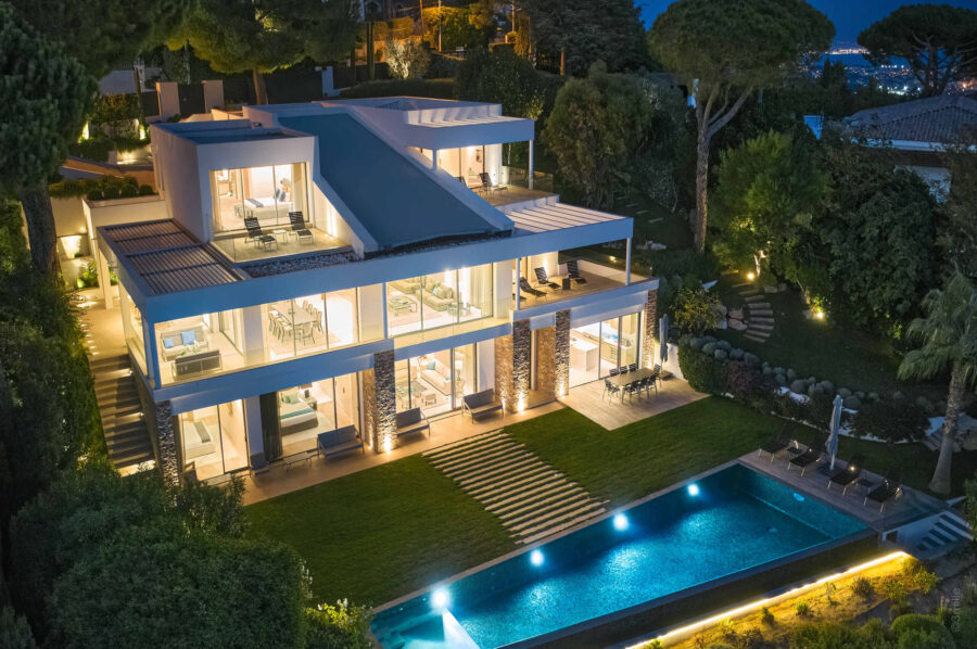 villa-clara-mainpage-exterior-night-luxury-modern-architecture-frenchriviera-cannes
