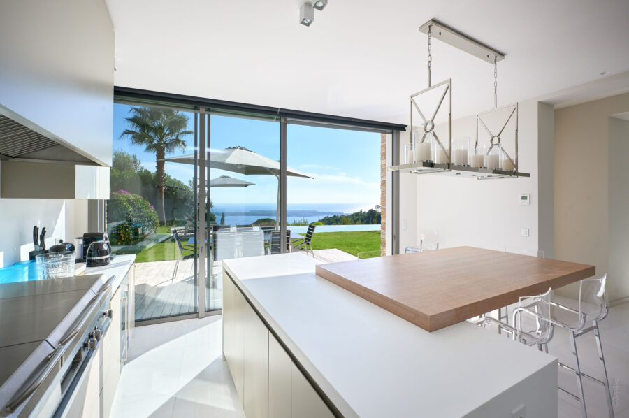 villa-clara-poolhouse-kitchen-oceanview-garden-pool-luxury-cannes