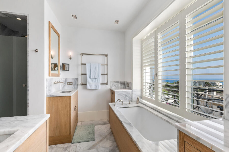 villa-cosma-bathroom-bathtub-marble-luxury-interior-oceanview-cannes