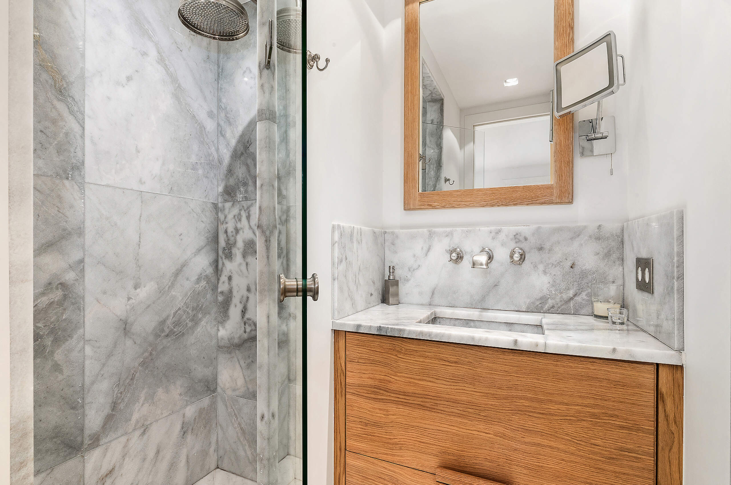 villa-cosma-bathroom-marble-sink-shower-modern-luxury-cannes