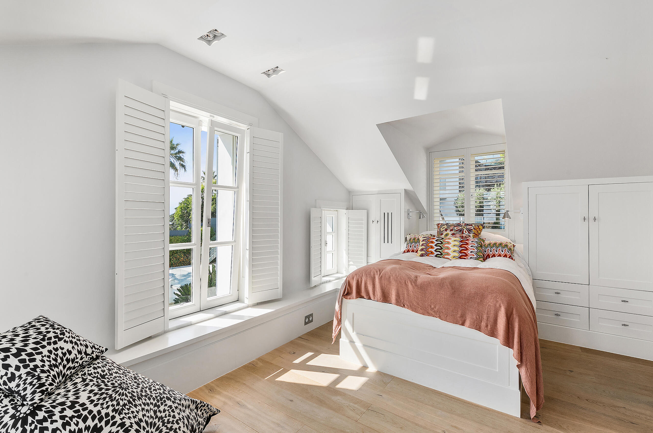 villa-cosma-bedroom-bright-modern-luxury-interior-cannes