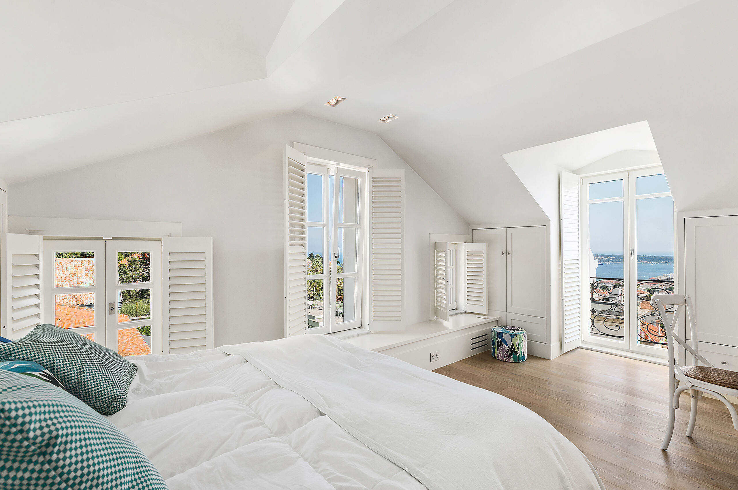 villa-cosma-bedroom-bright-modern-oceanview-luxury-interior-cannes