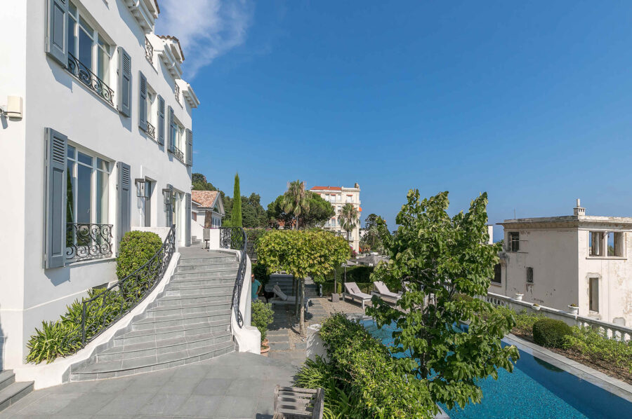 villa-cosma-exterior-garden-staircase-pool-moder-luxury-architecture-cannes