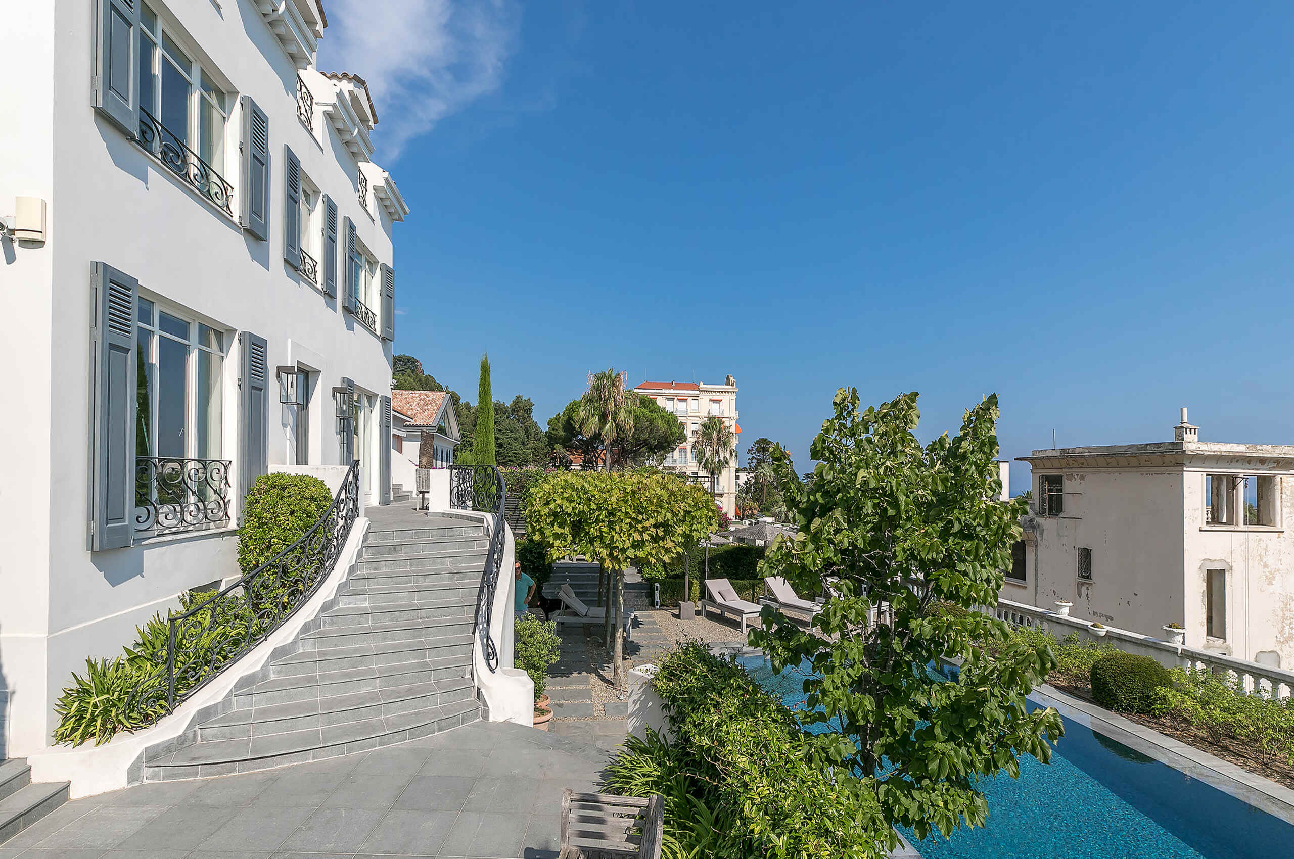 villa-cosma-exterior-garden-staircase-pool-moder-luxury-architecture-cannes
