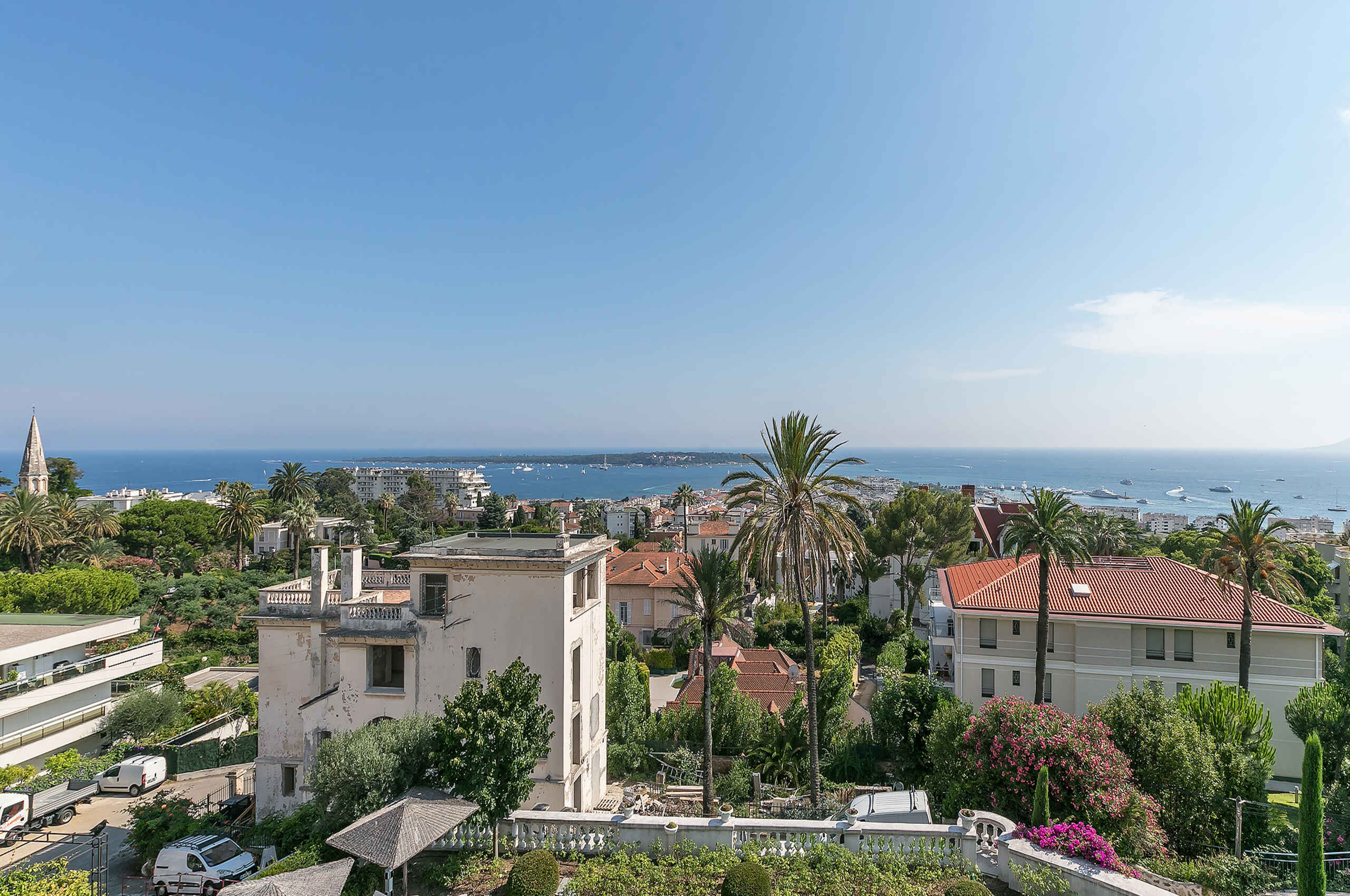 villa-cosma-exterior-view-oceanview-palmtree-frenchriviera-cannes