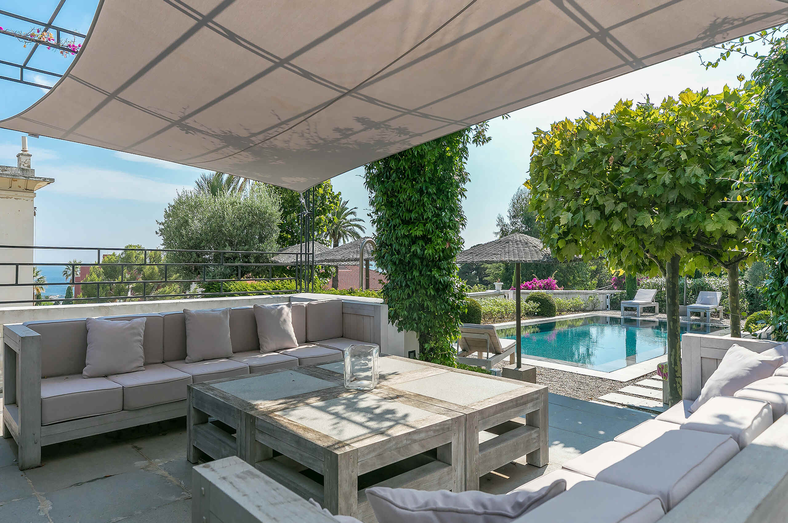 villa-cosma-garden-terrace-outdoorlounge-pool-canopy-cannes