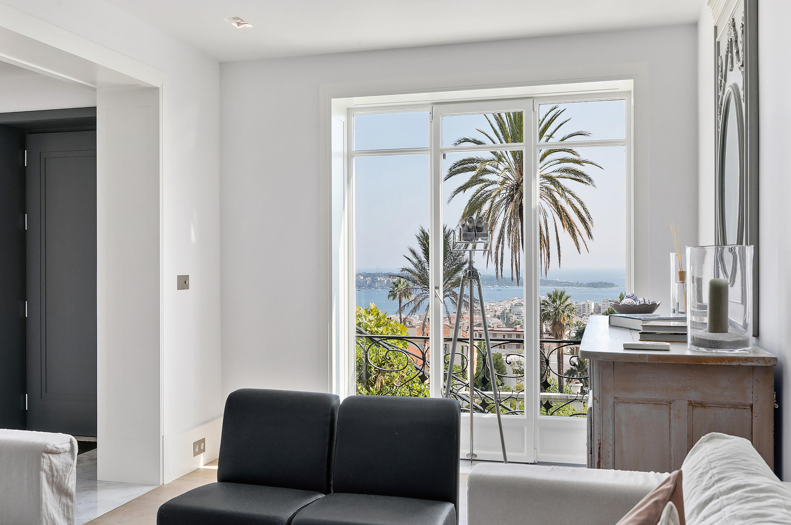 villa-cosma-livingroom-oceanview-paradise-luxury-modern-interior-cannes