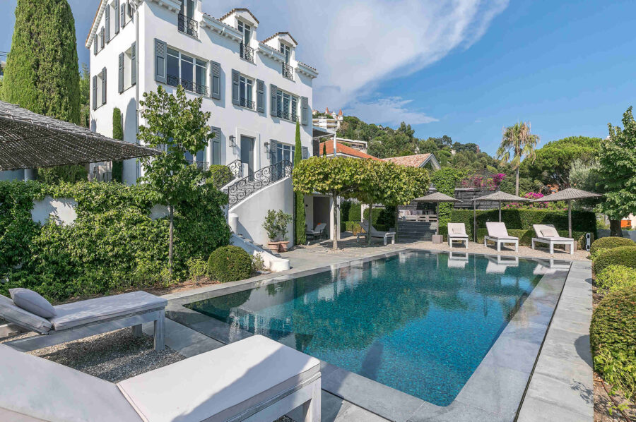 villa-cosma-mainpage-exterior-pool-luxury-modern-rental-frenchriviera-cannes