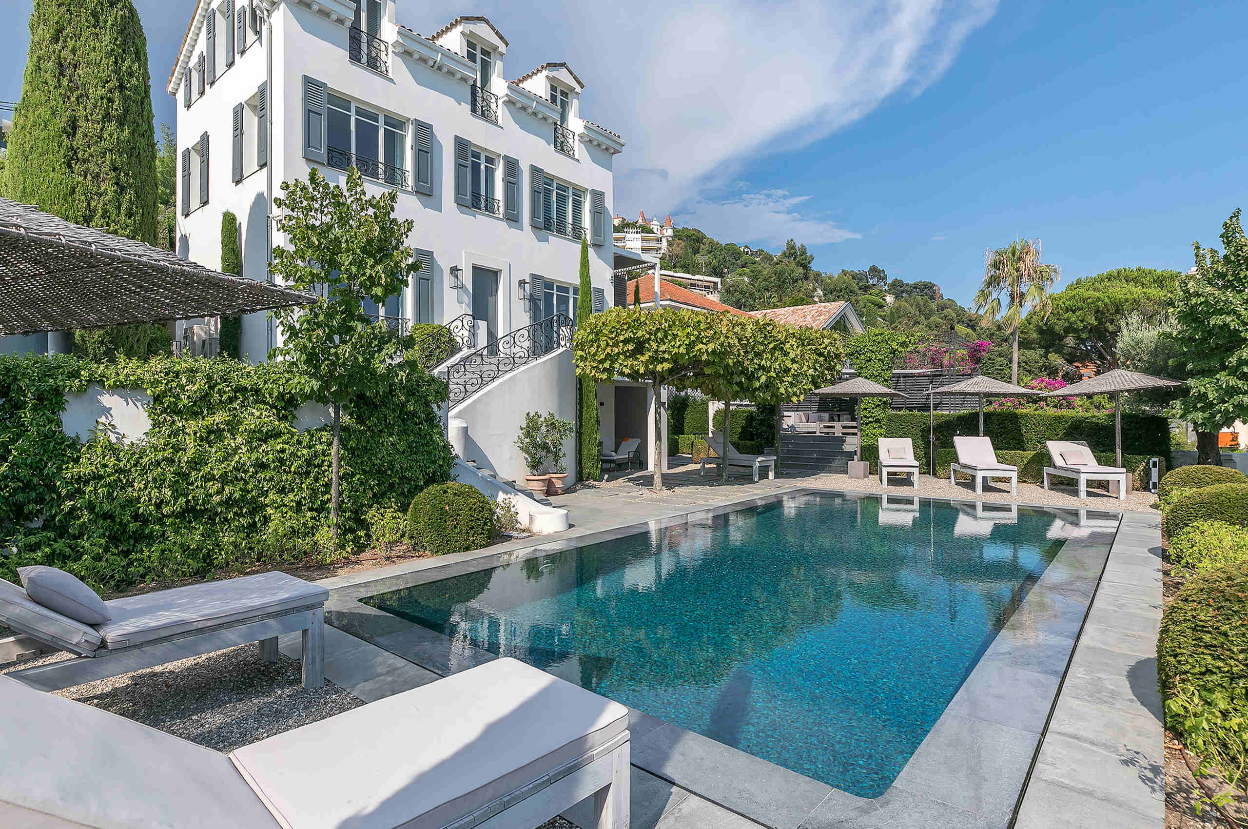 villa-cosma-mainpage-exterior-pool-luxury-modern-rental-frenchriviera-cannes