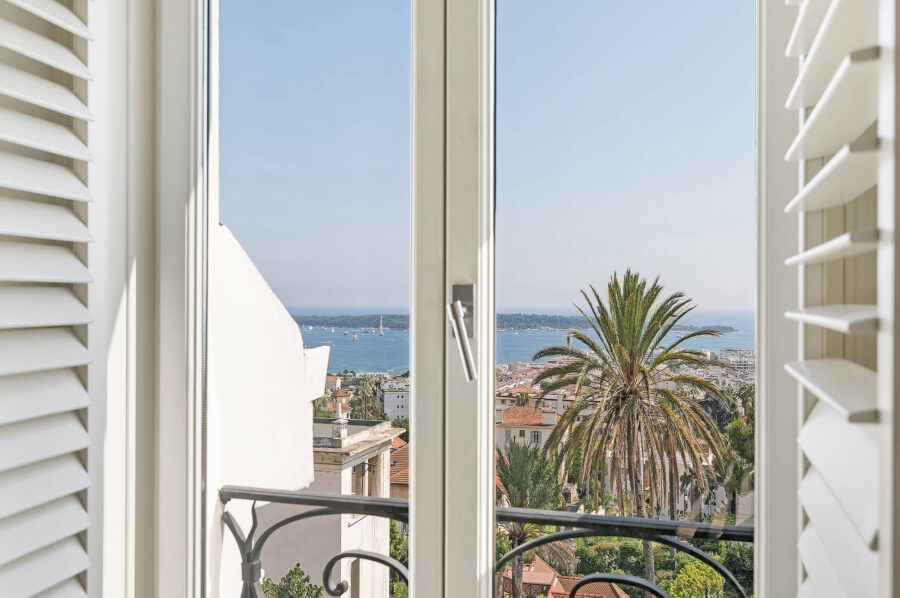 villa-cosma-windowview-oceanview-palmtree-luxury-frenchriviera-cannes
