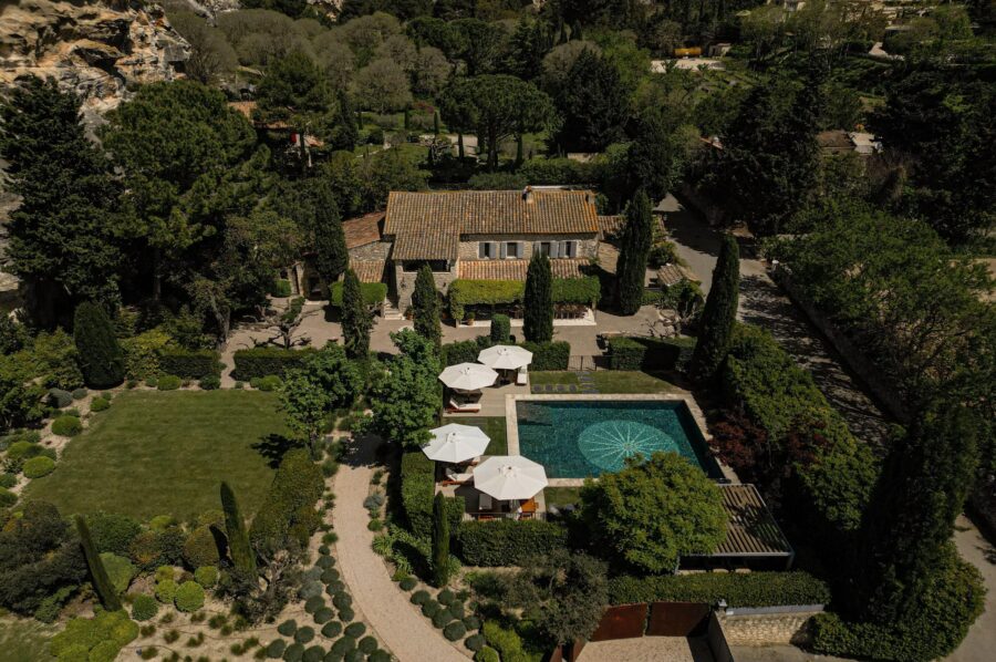 villa-etta-aerial-view-swimming-pool-garden-luxury-countryside-retreat-provence