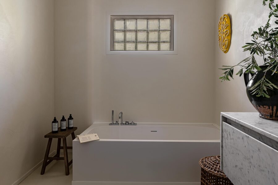 villa-etta-bathroom-bathtub-serene-design-luxury-provence