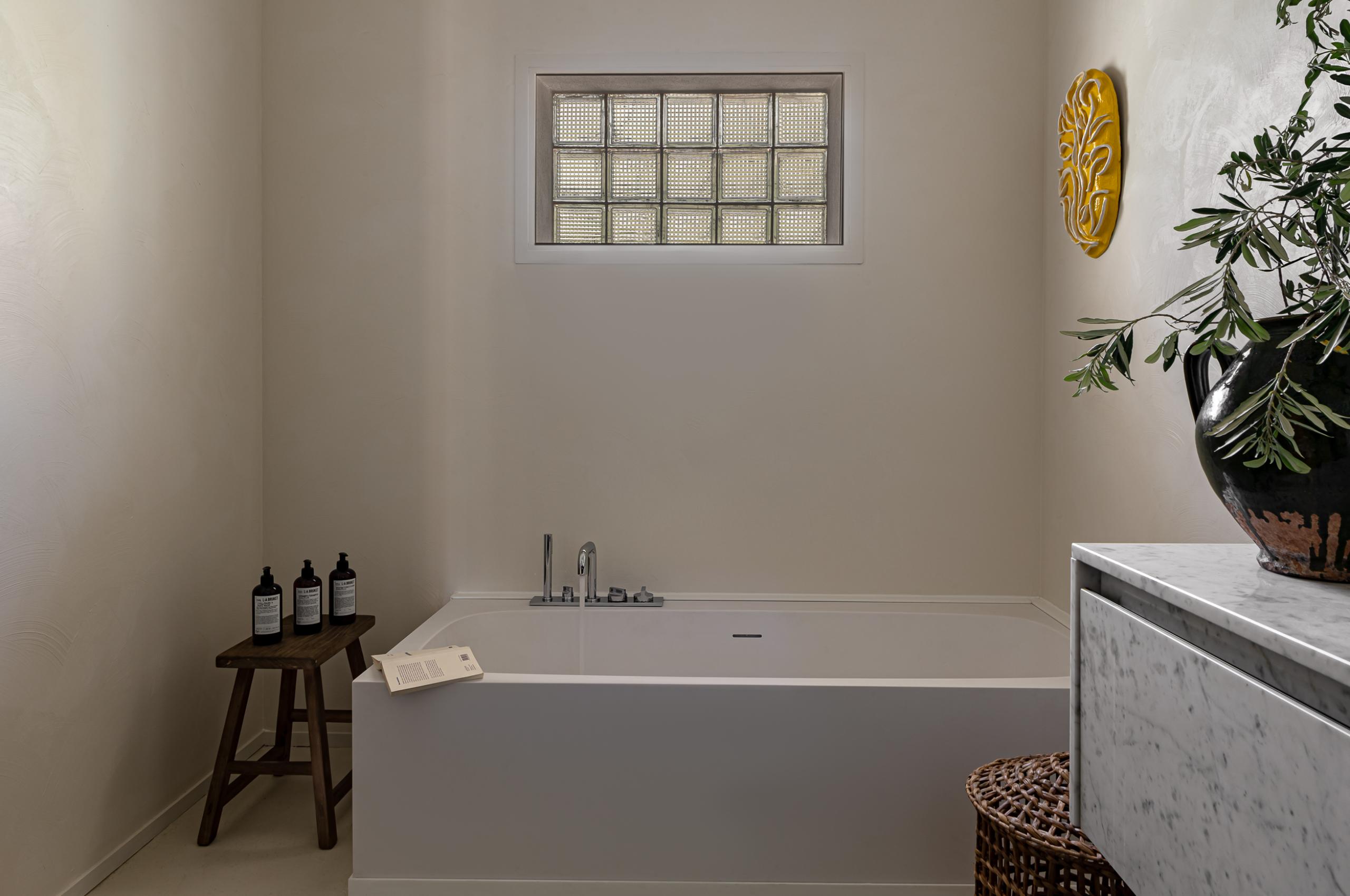 villa-etta-bathroom-bathtub-serene-design-luxury-provence
