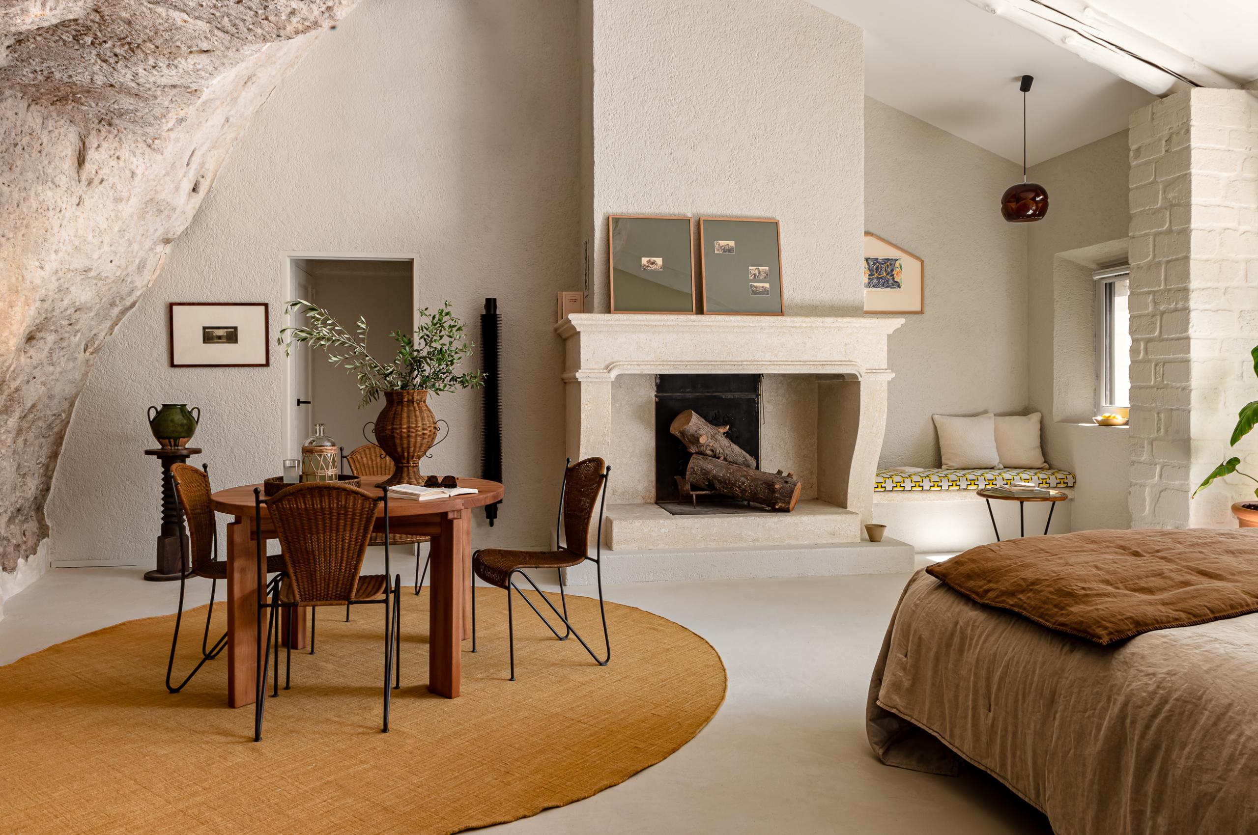 villa-etta-bedroom-fireplace-spacious-elegant-design-luxury-provence