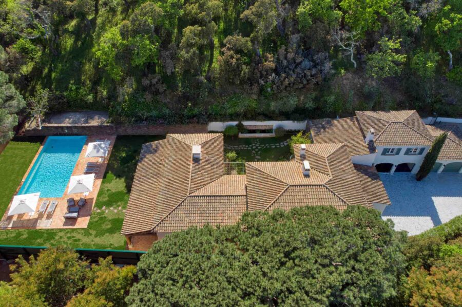 villa-gail-aerial-view-exterior-charming-villa-ramatuelle-landscaped-garden-pool
