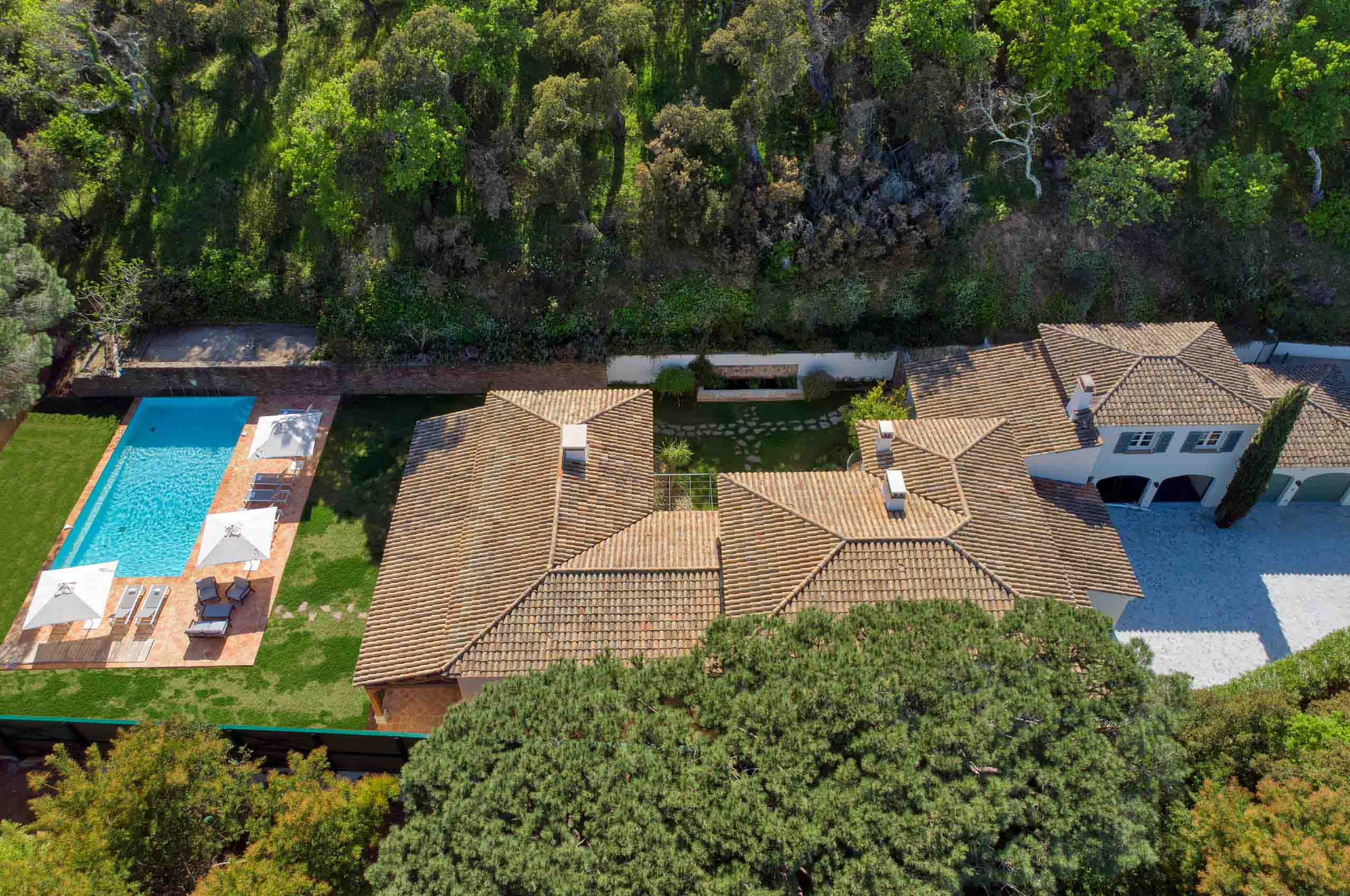 villa-gail-aerial-view-exterior-charming-villa-ramatuelle-landscaped-garden-pool