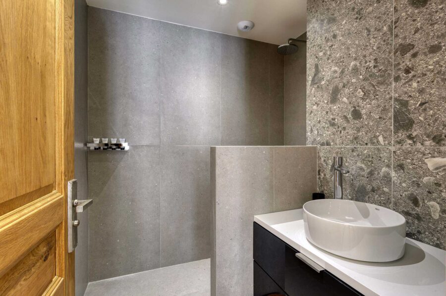 villa-gail-bathroom-shower-sink-modern-luxury-ramatuelle