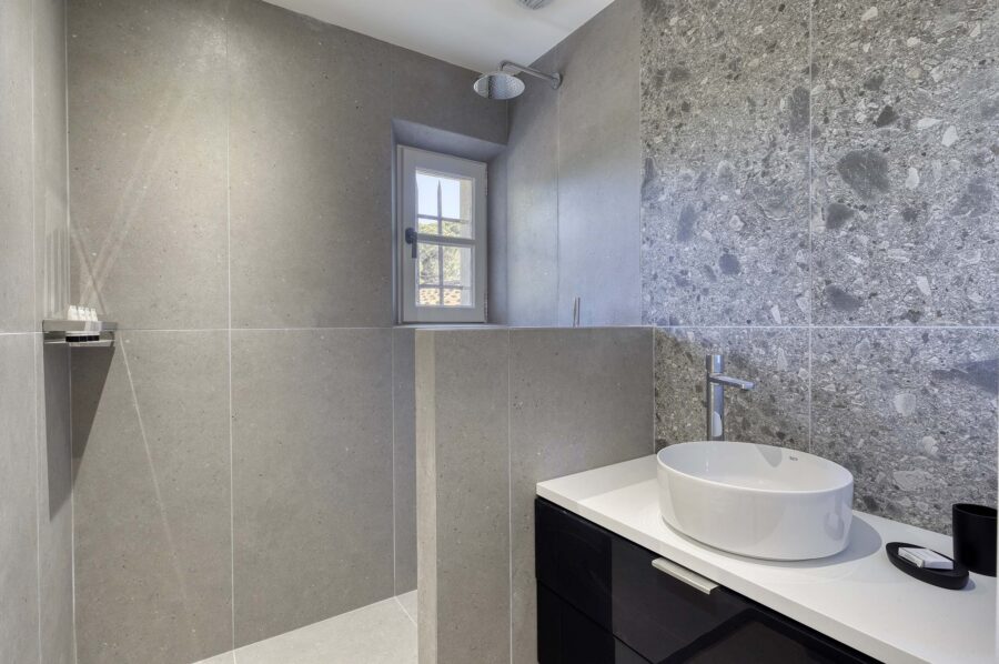 villa-gail-bathroom-shower-sink-ramatuelle-modern-luxury