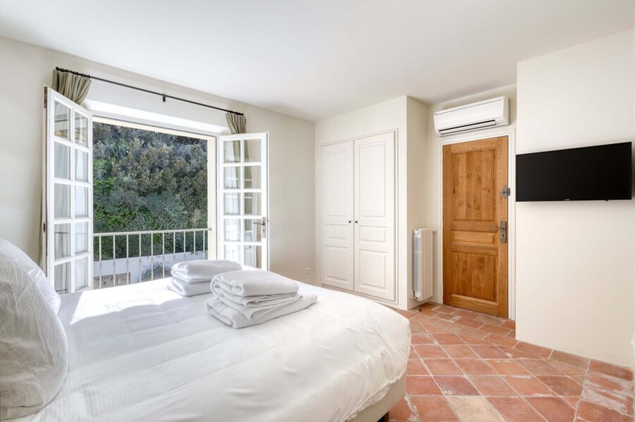 villa-gail-bedroom-balcony-gardenview-light-stylish-luxury-ramatuelle