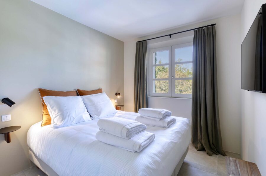 villa-gail-bedroom-gardenview-luxury-modern-stylish-ramatuelle