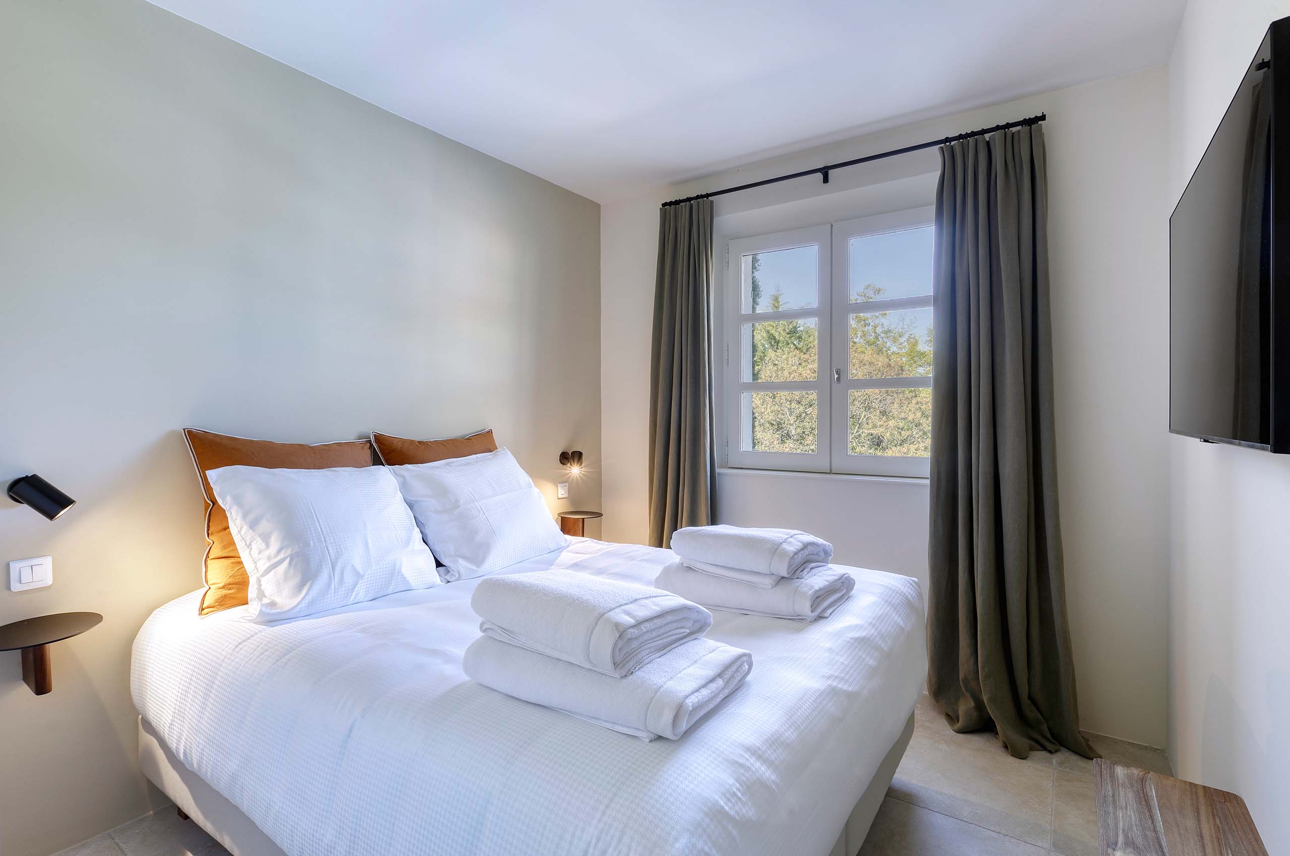 villa-gail-bedroom-gardenview-luxury-modern-stylish-ramatuelle