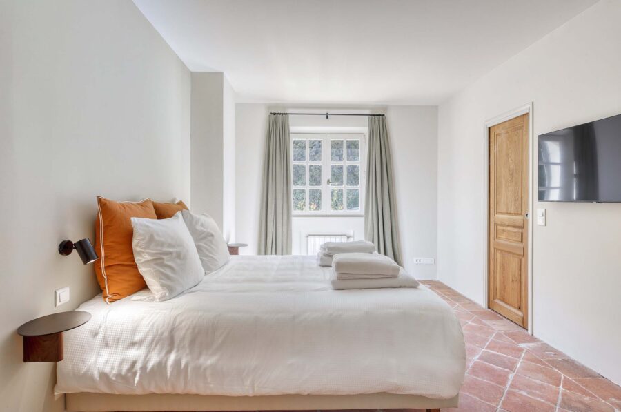 villa-gail-bedroom-luxury-modern-light-ramatuelle