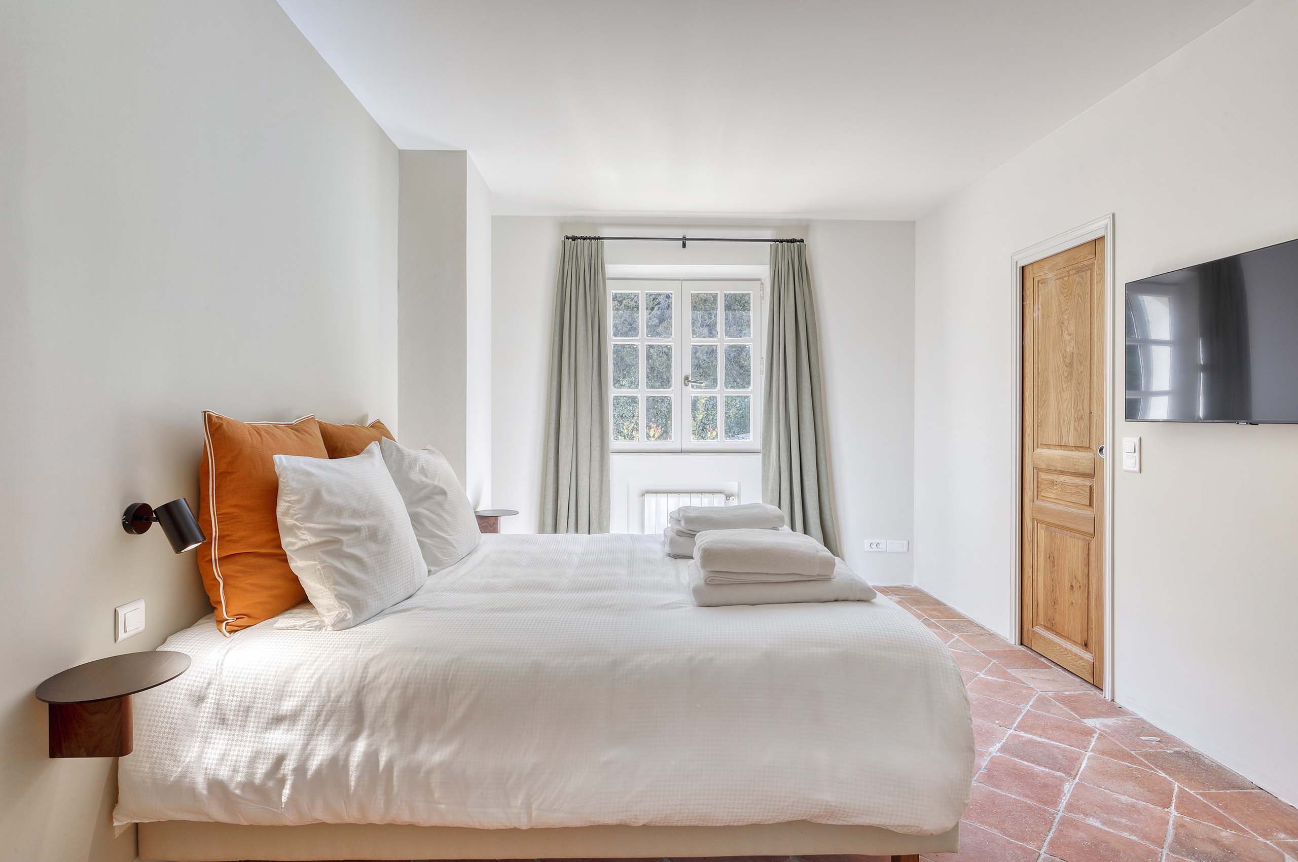 villa-gail-bedroom-luxury-modern-light-ramatuelle