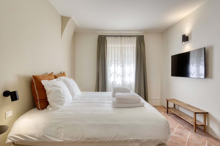 villa-gail-bedroom-luxury-ramatuelle-modern-stylish-charming