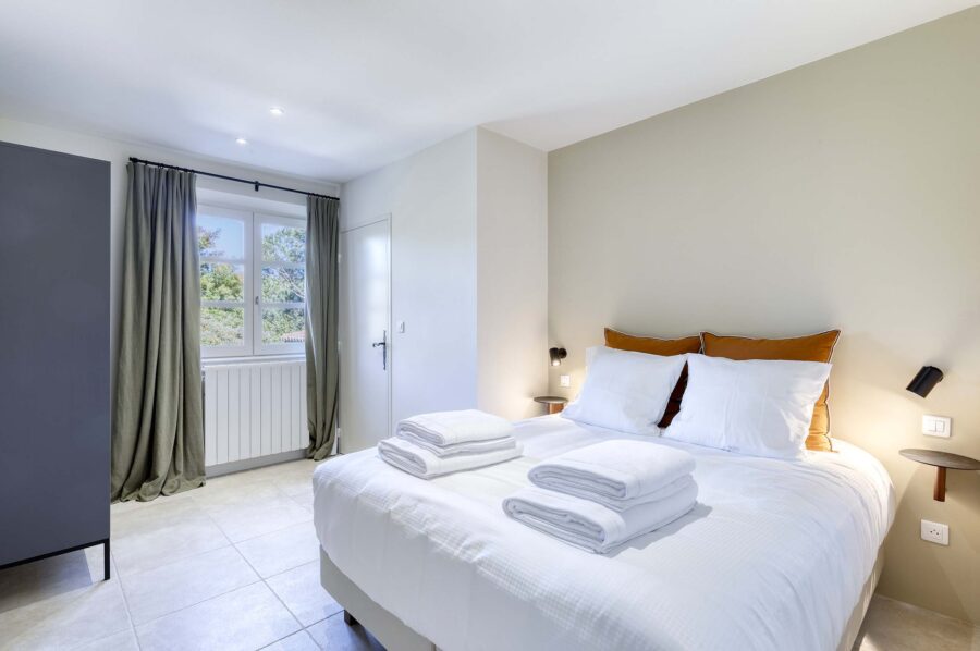 villa-gail-bedroom-modern-luxury-stylish-gardenview-ramatuelle