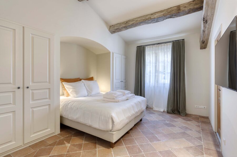 villa-gail-bedroom-ramatuelle-chic-classic-style-luxury-frenchriveria