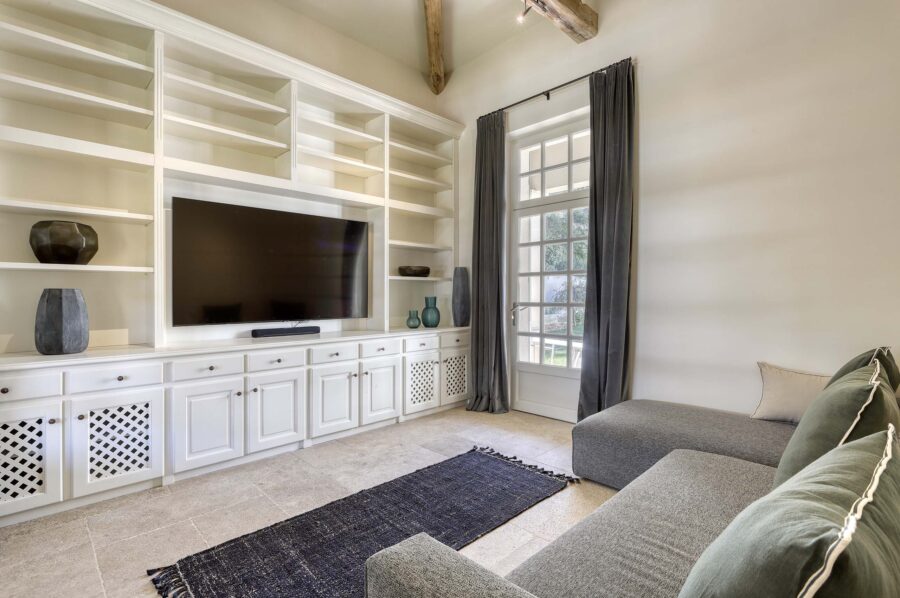villa-gail-cinema-room-luxury-comfort-ramatuelle-stylish