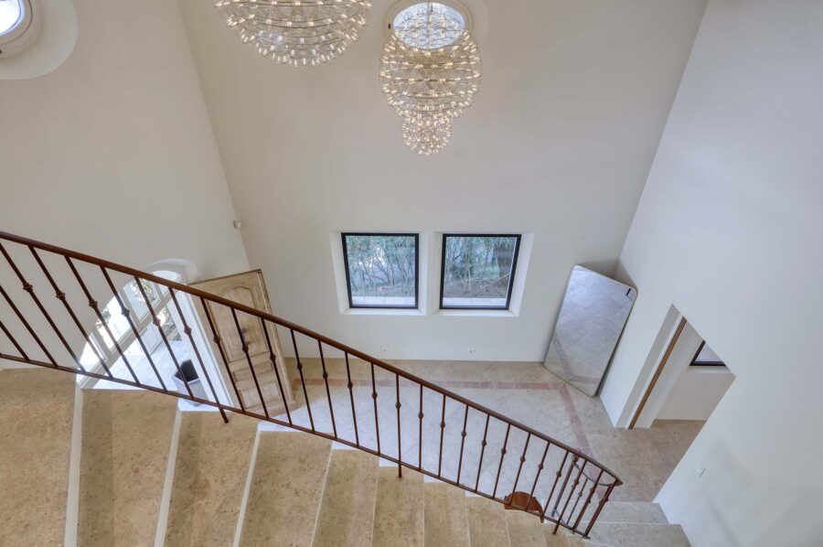 villa-gail-entrance-hall-staircase-marble-luxury-chandelier-ramatuelle